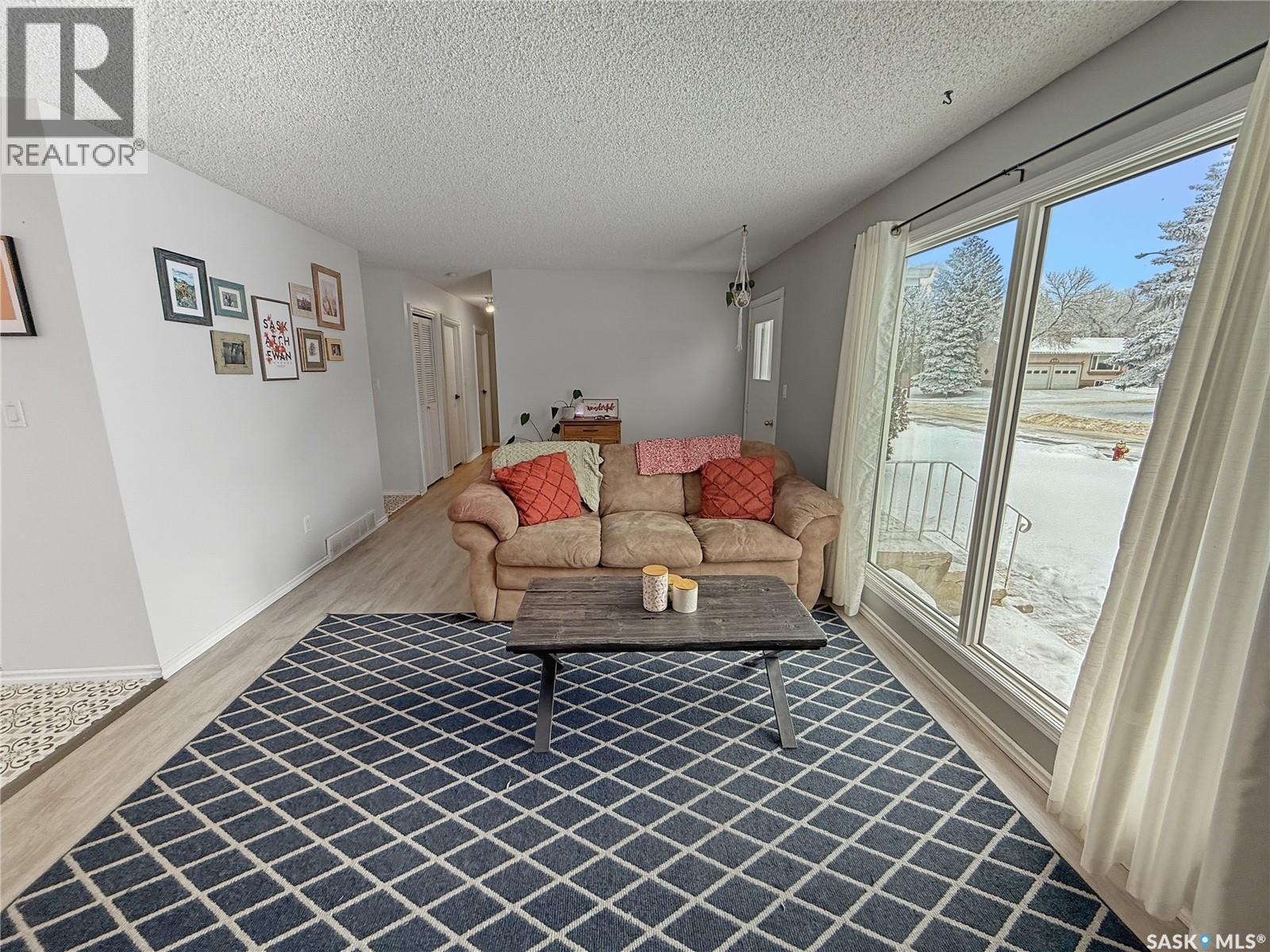413 Hayes Drive, Swift Current, SK - Indoor Photo Showing Living Room