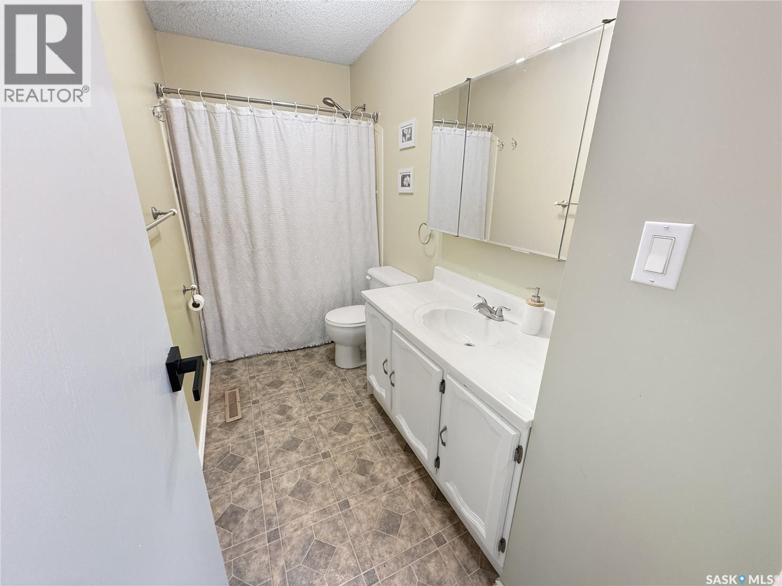413 Hayes Drive, Swift Current, SK - Indoor Photo Showing Bathroom