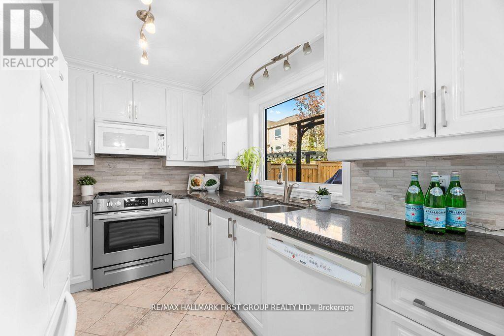 122 Thicket Crescent, Pickering, ON - Indoor Photo Showing Kitchen With Double Sink