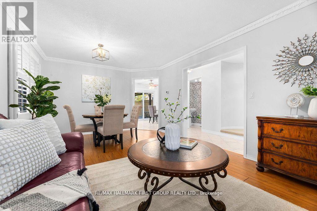 122 Thicket Crescent, Pickering, ON - Indoor Photo Showing Living Room
