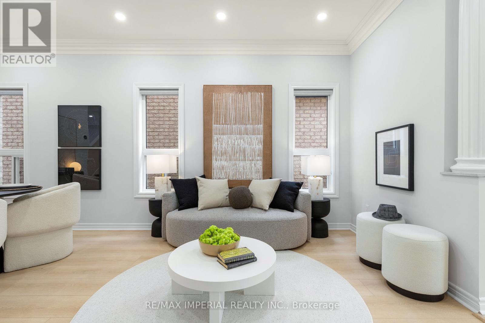 44 Hawkview Boulevard, Vaughan, ON - Indoor Photo Showing Living Room