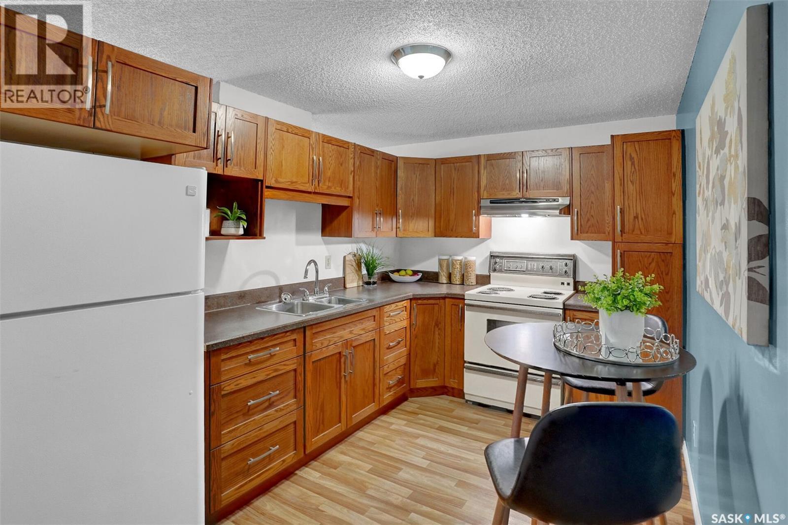 402 2125 Osler Street, Regina, SK - Indoor Photo Showing Kitchen With Double Sink