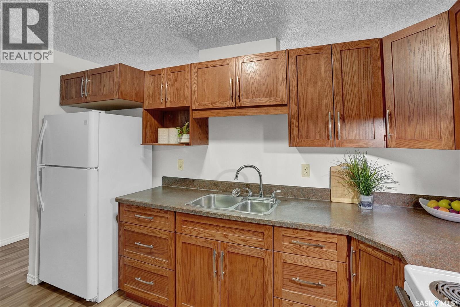 402 2125 Osler Street, Regina, SK - Indoor Photo Showing Kitchen With Double Sink