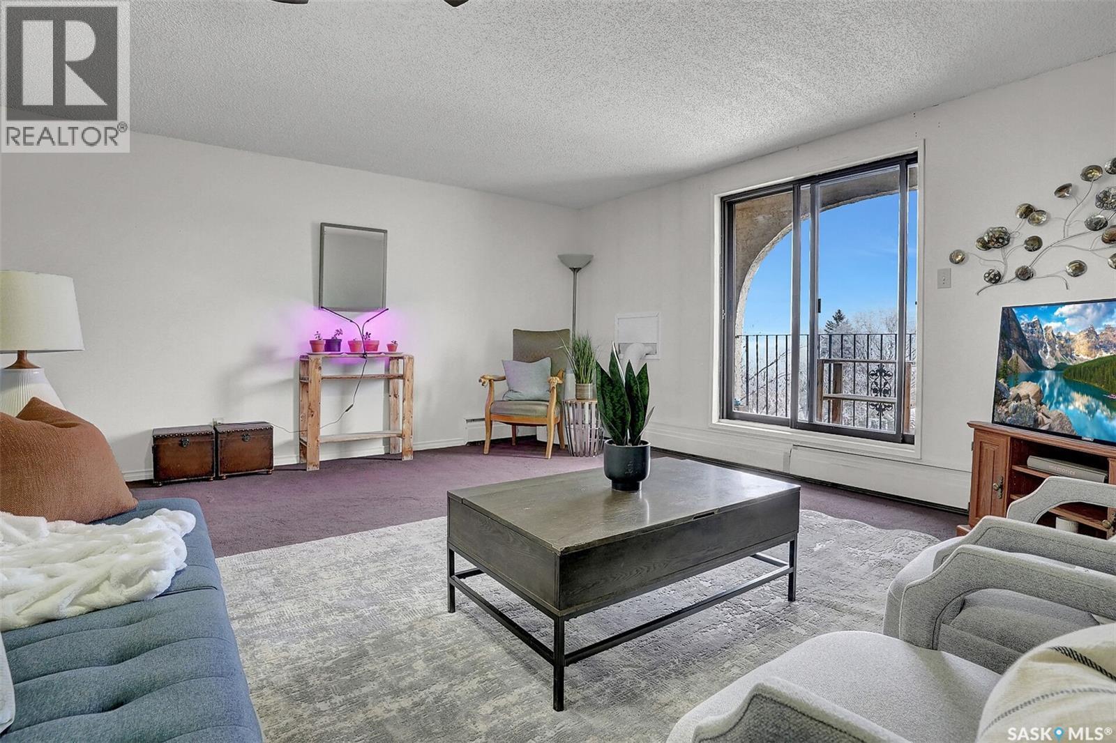 402 2125 Osler Street, Regina, SK - Indoor Photo Showing Living Room