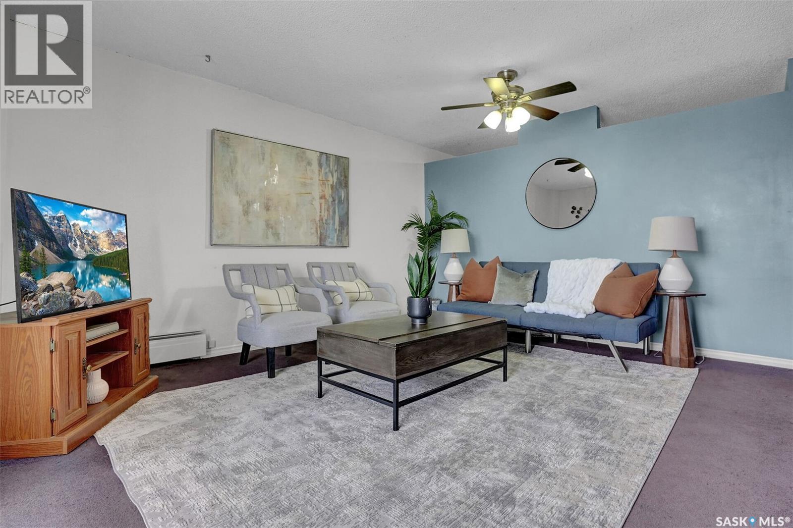 402 2125 Osler Street, Regina, SK - Indoor Photo Showing Living Room