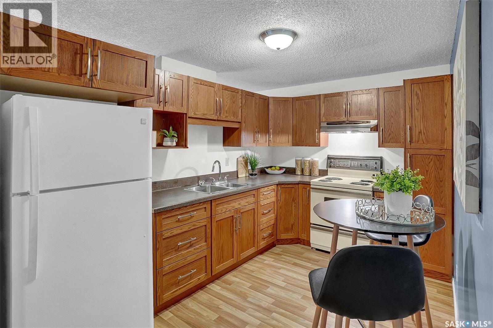 402 2125 Osler Street, Regina, SK - Indoor Photo Showing Kitchen With Double Sink