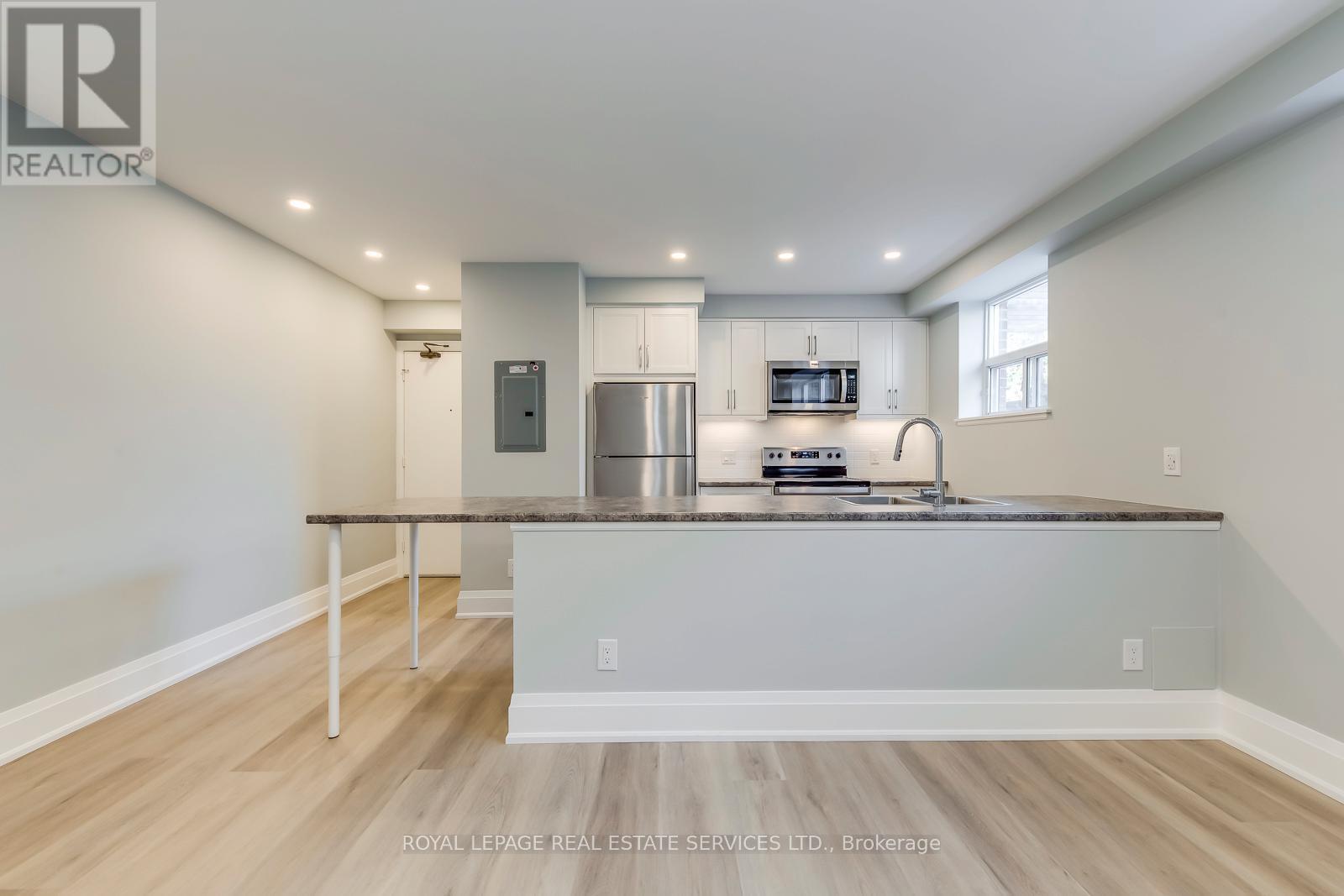 320 Lakeshore Road W, Mississauga, ON - Indoor Photo Showing Kitchen