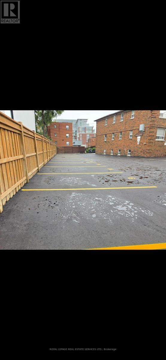 320 Lakeshore Road W, Mississauga, ON