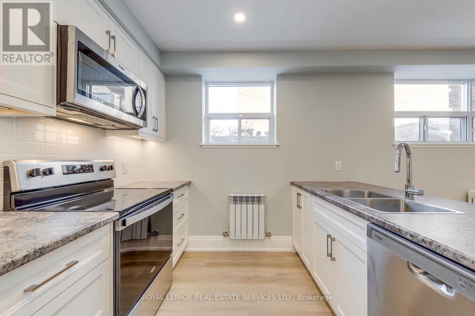 320 Lakeshore Road W, Mississauga, ON - Indoor Photo Showing Kitchen With Double Sink