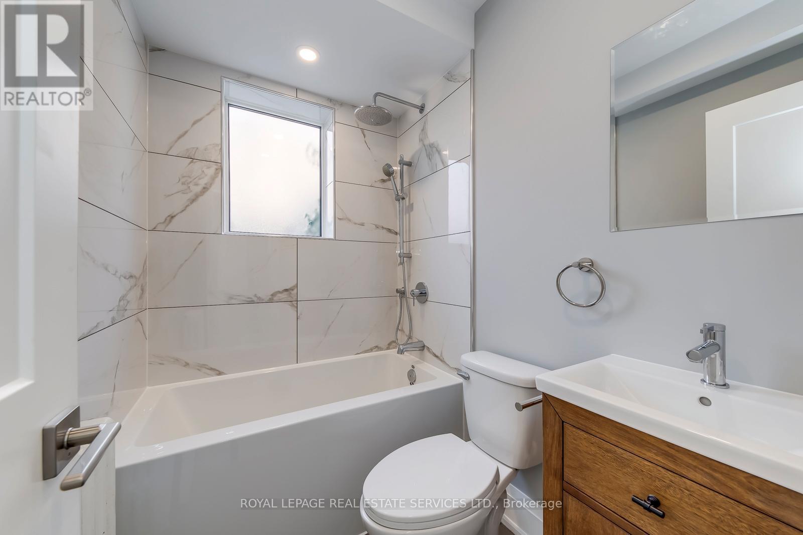 322 Lakeshore Road W, Mississauga, ON - Indoor Photo Showing Bathroom