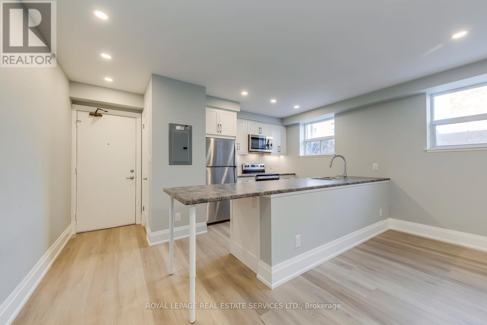 322 Lakeshore Road W, Mississauga, ON - Indoor