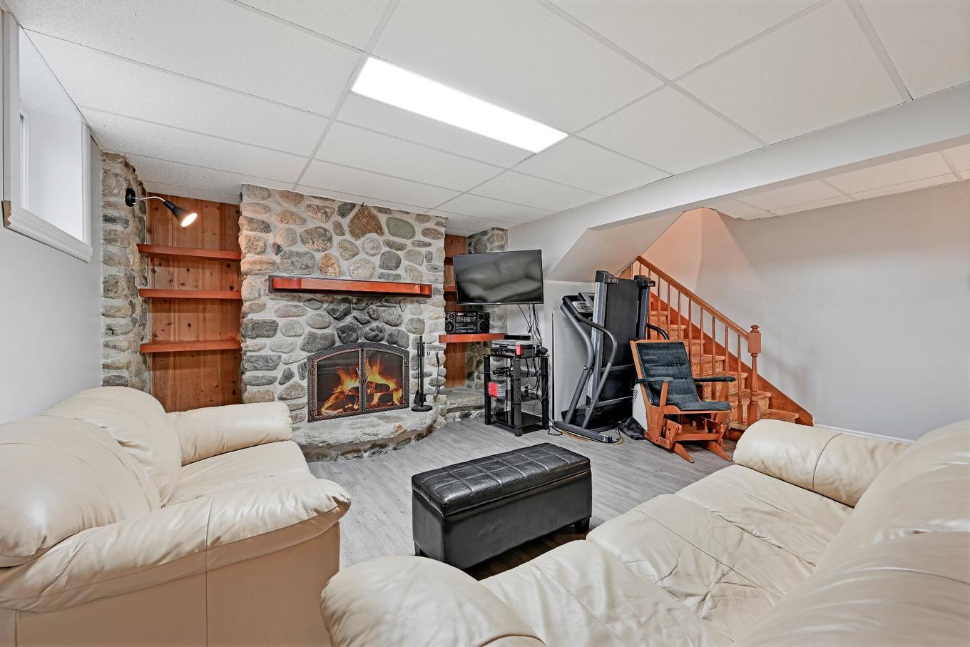 Family room - 1924 94E Avenue, Saint-Blaise-Sur-Richelieu, QC - Indoor With Fireplace