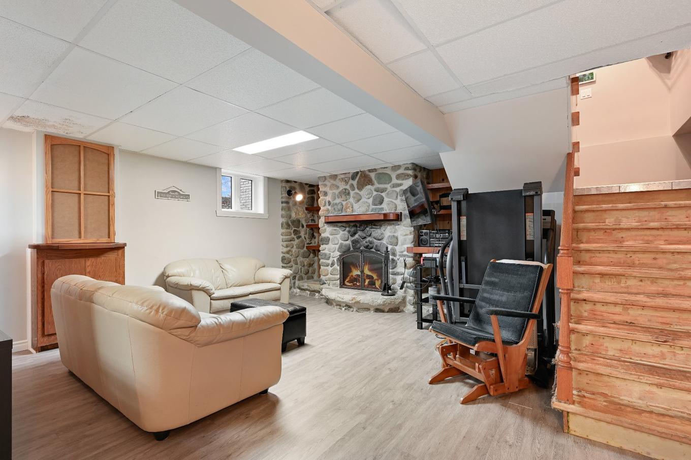 Family room - 1924 94E Avenue, Saint-Blaise-Sur-Richelieu, QC - Indoor Photo Showing Basement With Fireplace
