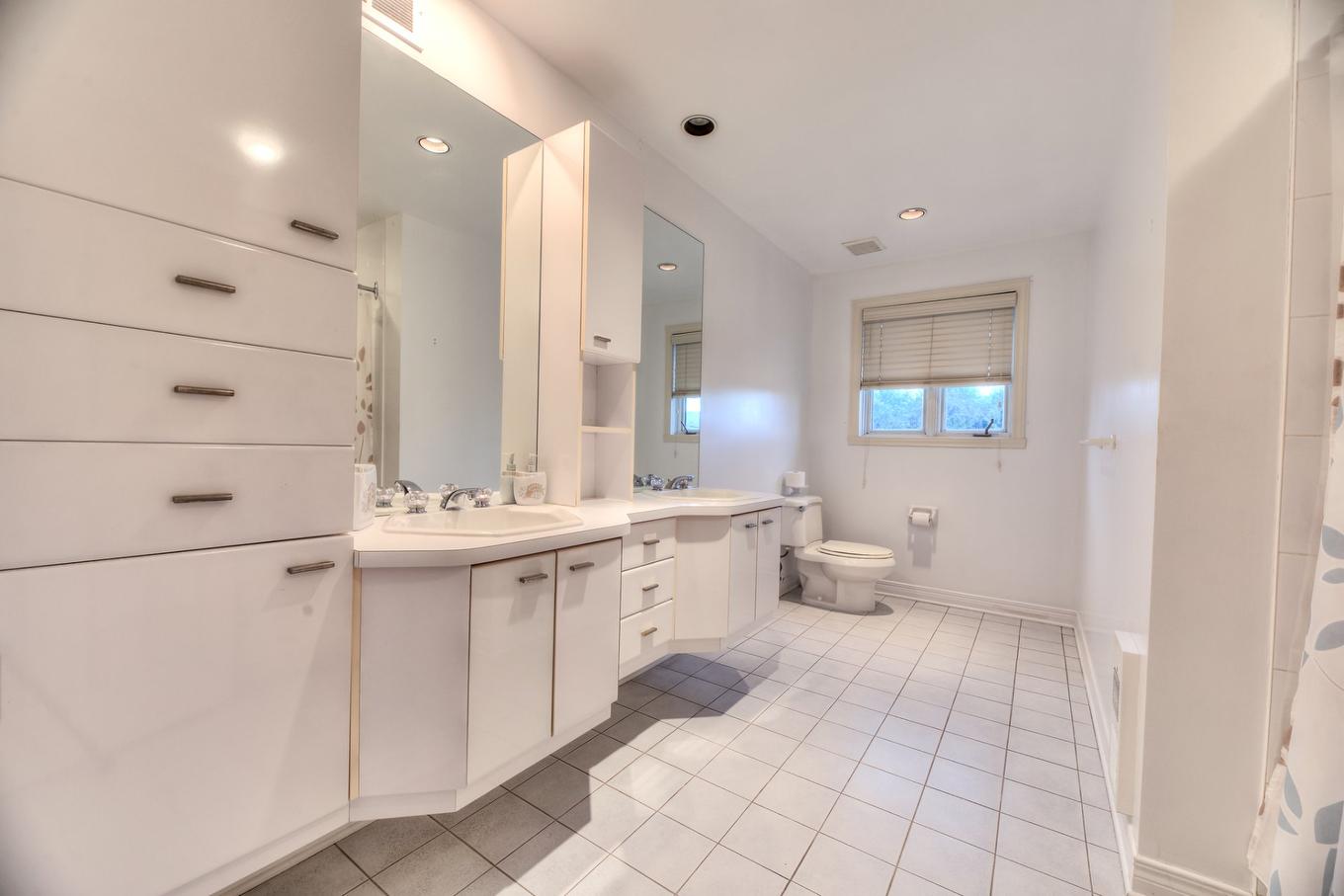 Bathroom - 11 Rue Du Cabernet, Kirkland, QC - Indoor Photo Showing Bathroom