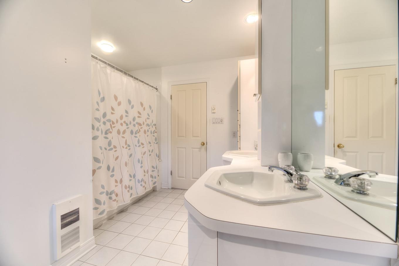 Bathroom - 11 Rue Du Cabernet, Kirkland, QC - Indoor Photo Showing Bathroom