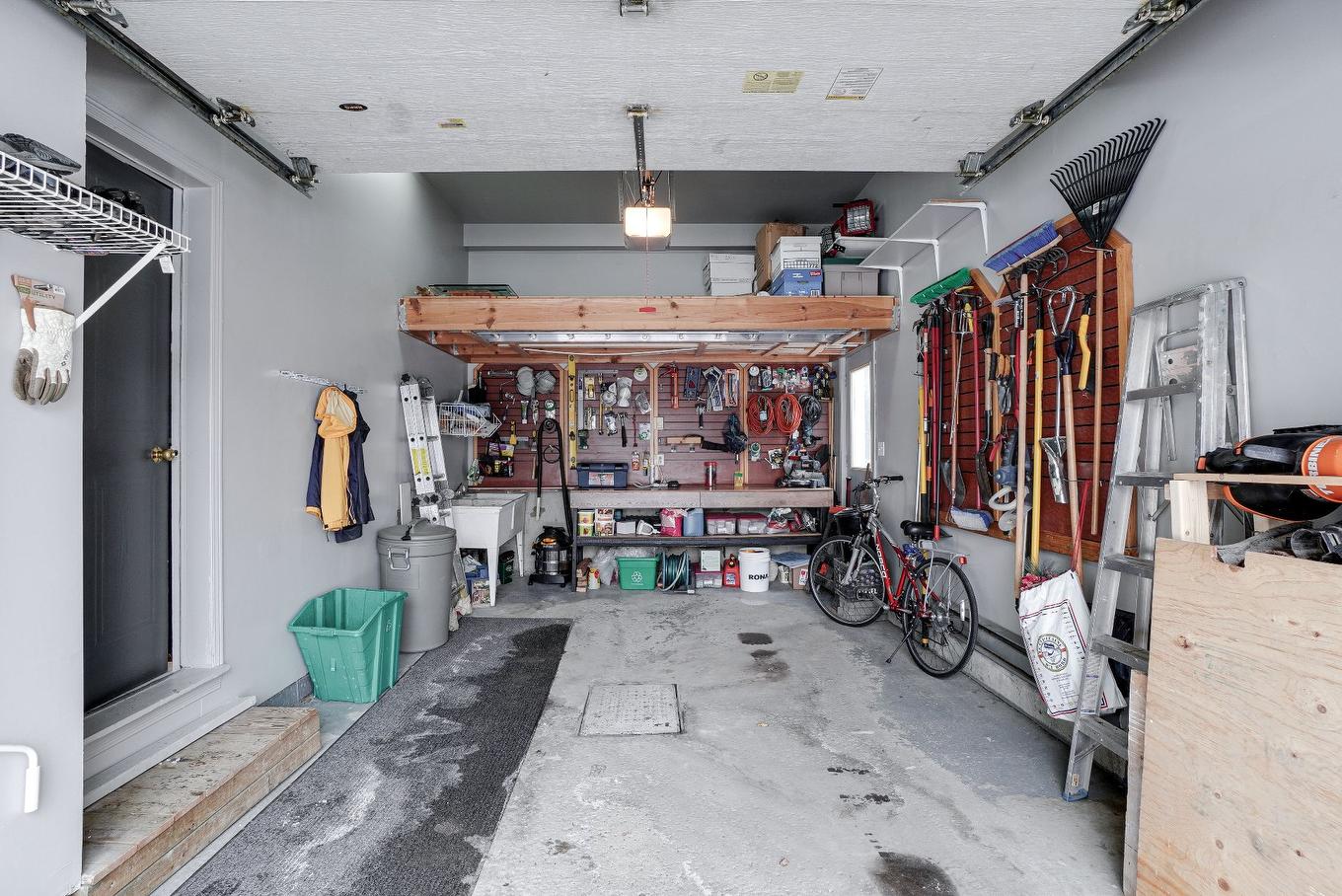 Garage - 929 Rue Claudel, Repentigny (Repentigny), QC - Indoor Photo Showing Garage