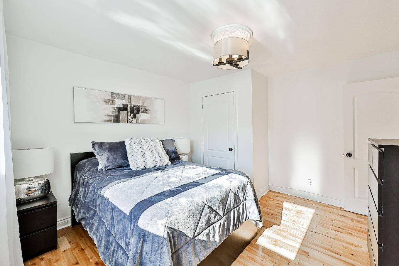 Chambre à coucher - 466 Rue Lamontagne, Mascouche, QC - Indoor Photo Showing Bedroom