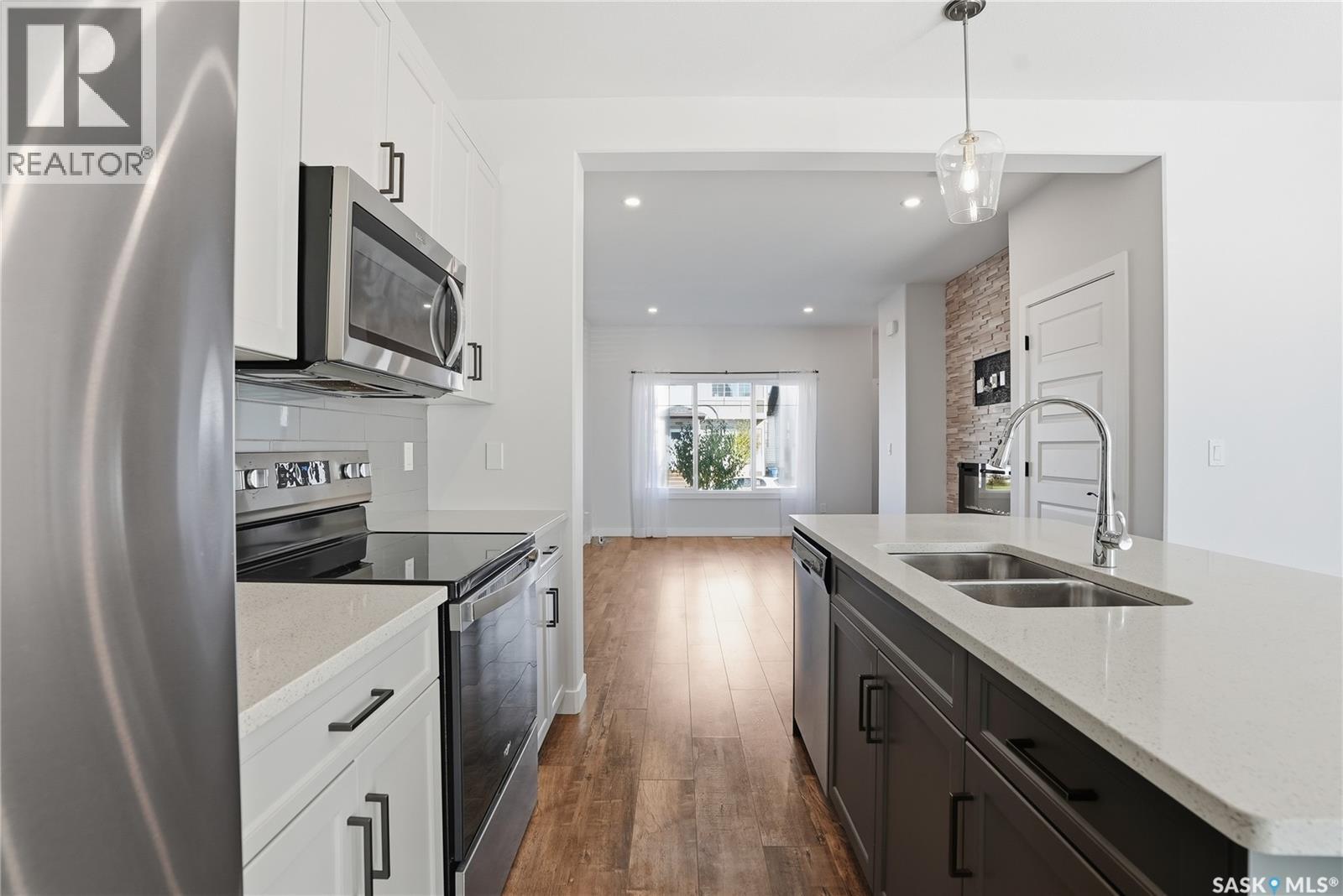 966 Mcfaull Manor, Saskatoon, SK - Indoor Photo Showing Kitchen With Double Sink With Upgraded Kitchen