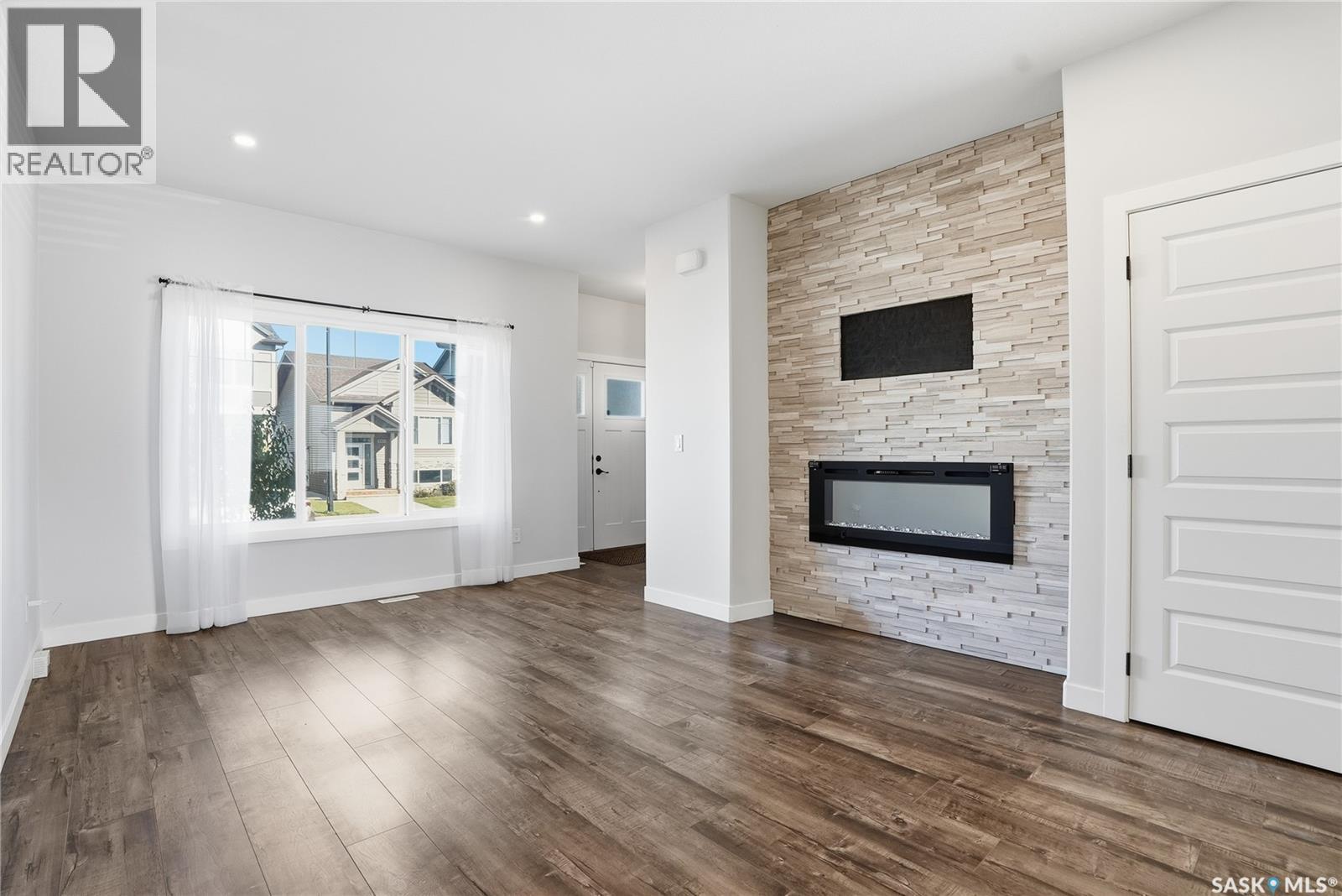 966 Mcfaull Manor, Saskatoon, SK - Indoor Photo Showing Living Room With Fireplace