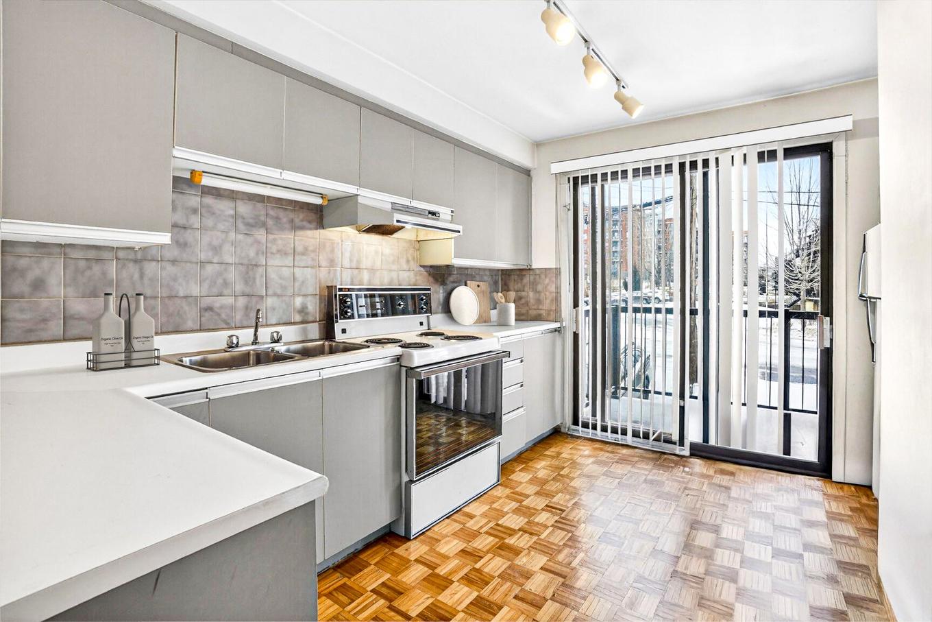 Cuisine - 2-3625 Boul. Des Trinitaires, Montréal (Le Sud-Ouest), QC - Indoor Photo Showing Kitchen With Double Sink