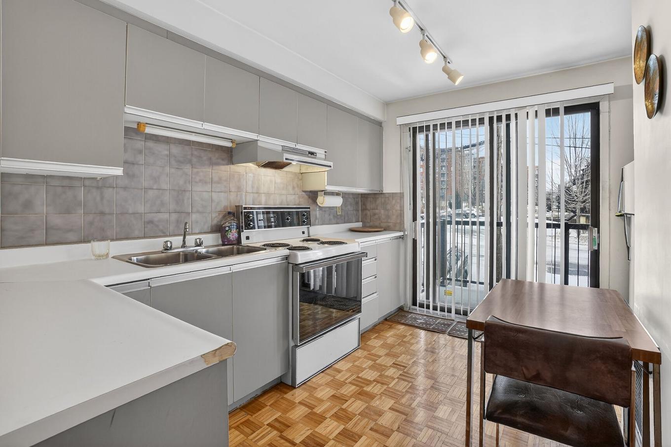 Cuisine - 2-3625 Boul. Des Trinitaires, Montréal (Le Sud-Ouest), QC - Indoor Photo Showing Kitchen With Double Sink
