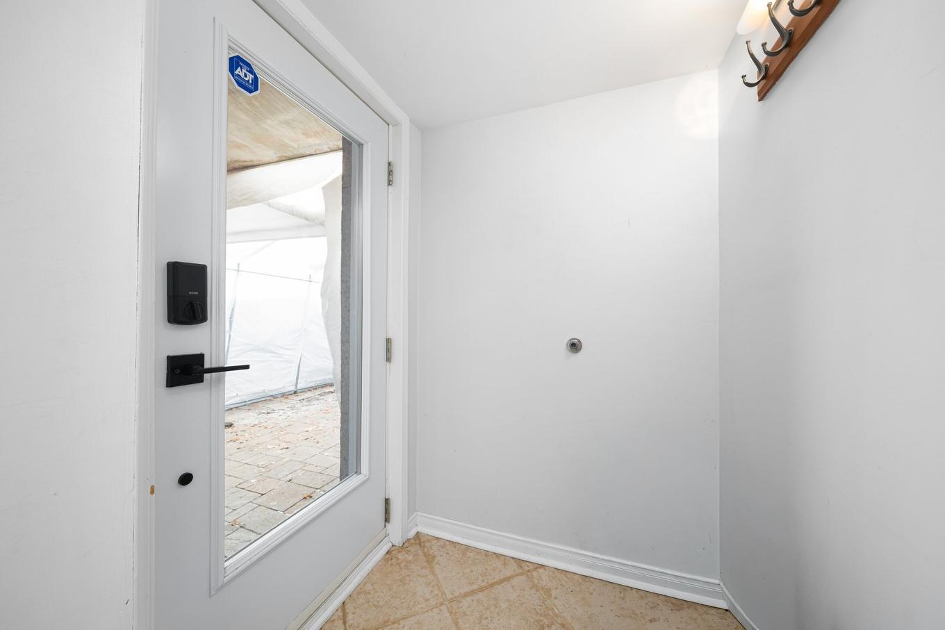 Exterior entrance - 4057 Av. Madison, Montréal (Côte-Des-Neiges/Notre-Dame-De-Grâce), QC - Indoor Photo Showing Other Room