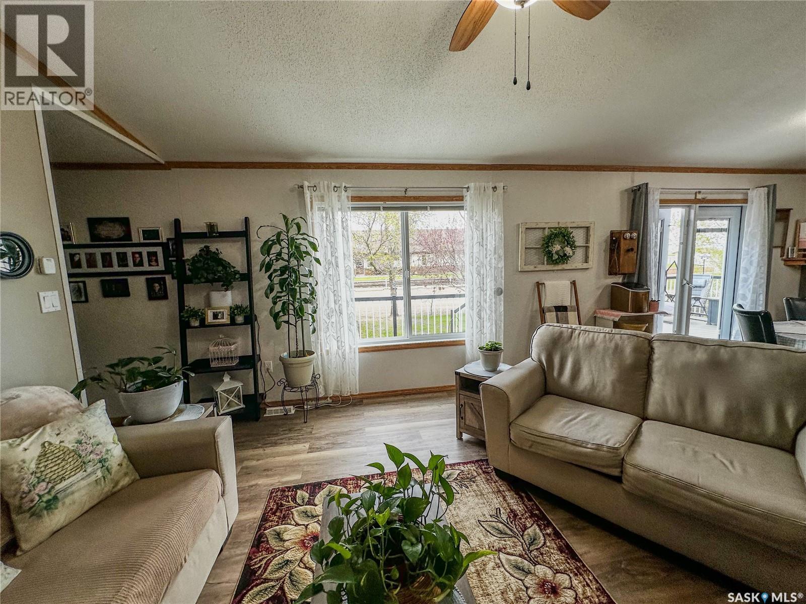 107 May Street, Neudorf, SK - Indoor Photo Showing Living Room