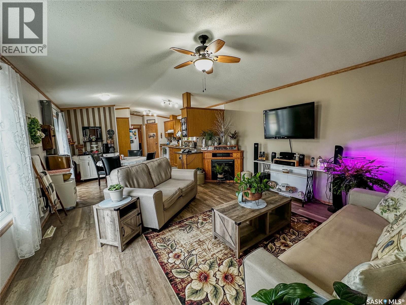 107 May Street, Neudorf, SK - Indoor Photo Showing Living Room