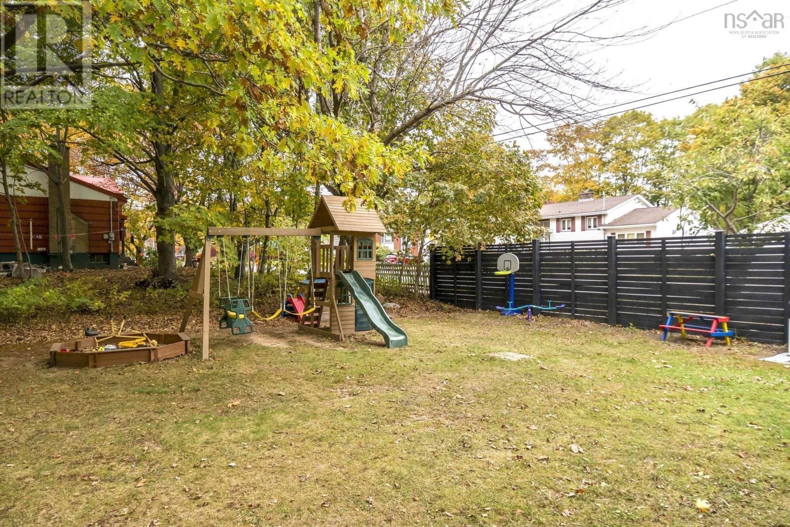 33 Pinehill Road, Dartmouth, NS - Outdoor