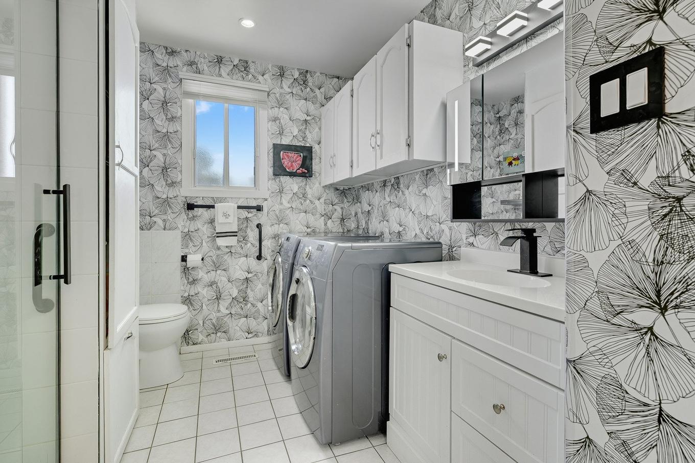 Salle de bains - 760 Rue Monty, Laval (Saint-François), QC - Indoor Photo Showing Laundry Room