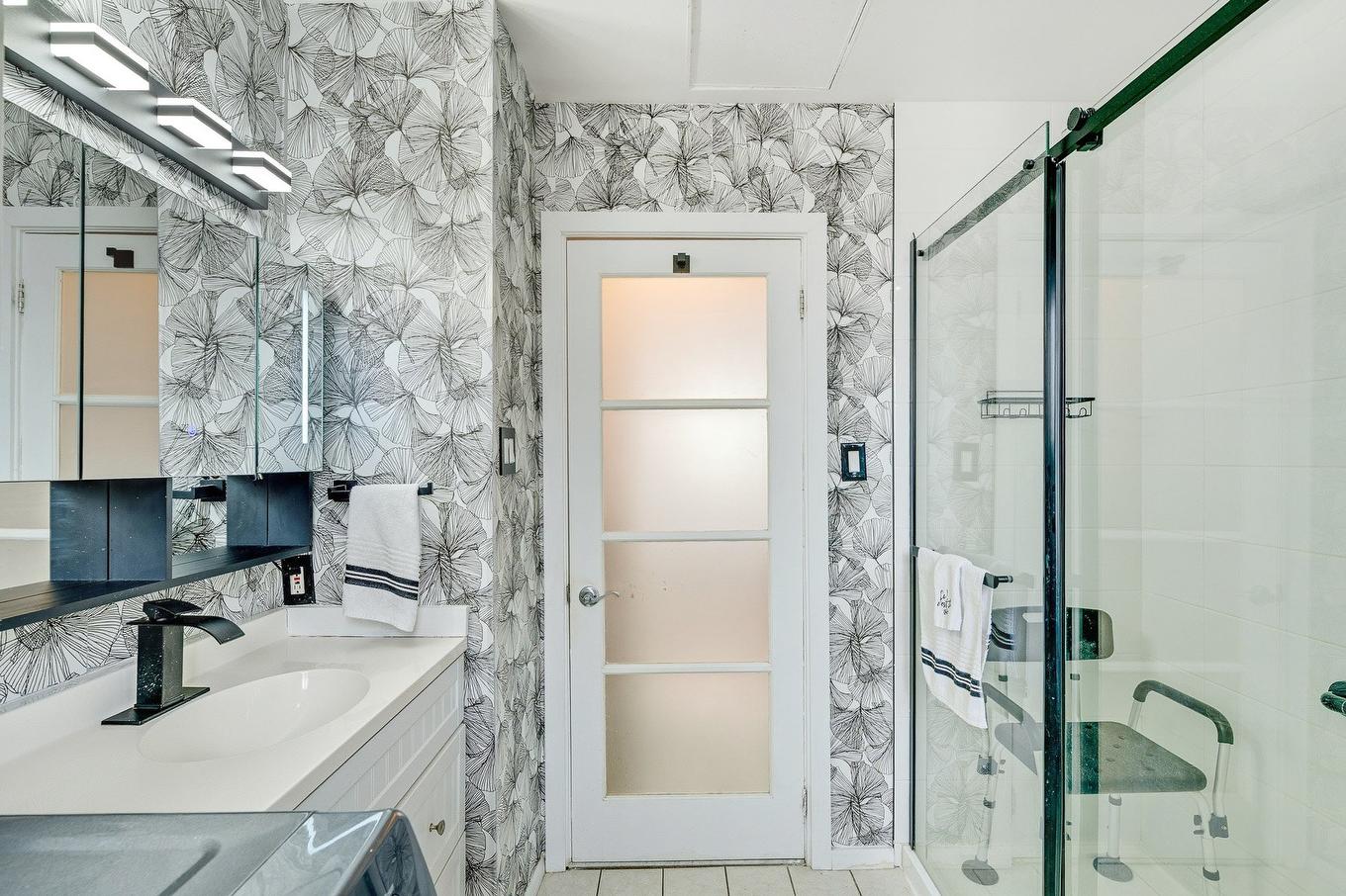 Salle de bains - 760 Rue Monty, Laval (Saint-François), QC - Indoor Photo Showing Bathroom