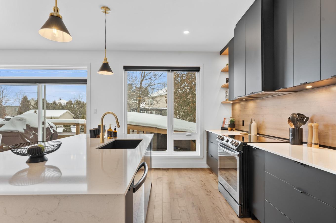Cuisine - 2151 Rue Johanne, Terrebonne (Terrebonne), QC - Indoor Photo Showing Kitchen With Upgraded Kitchen