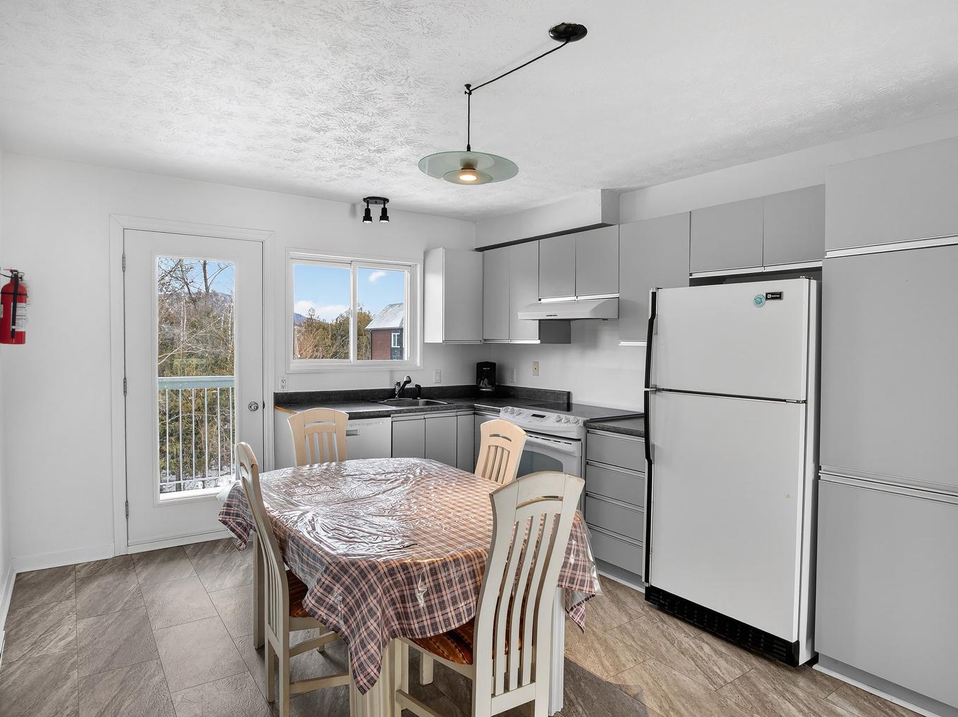 Cuisine - 6-94 Boul. De Bromont, Bromont, QC - Indoor