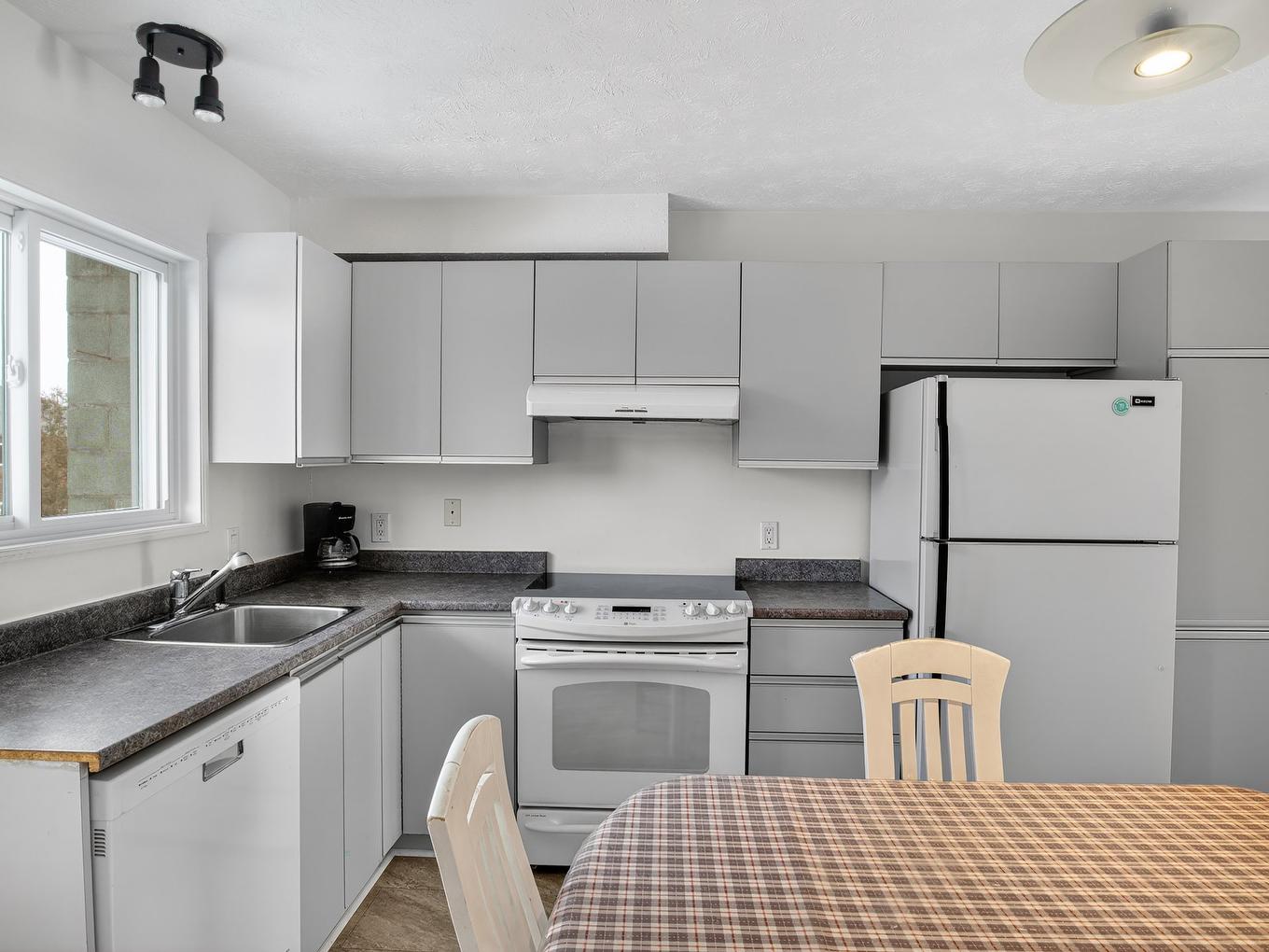 Cuisine - 6-94 Boul. De Bromont, Bromont, QC - Indoor Photo Showing Kitchen