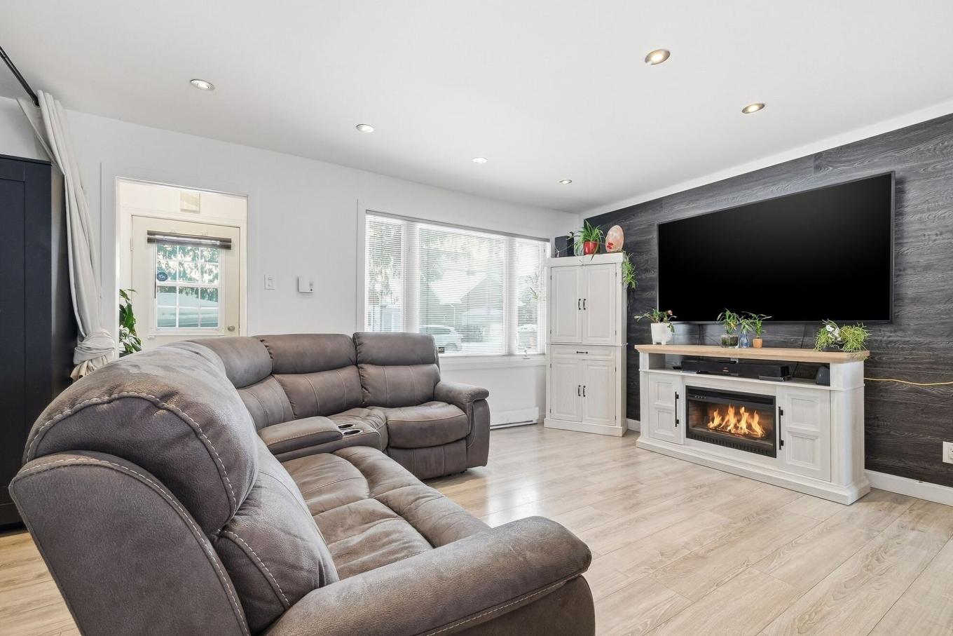 Living room - 1690 Rue Albert, Brossard, QC - Indoor Photo Showing Living Room With Fireplace