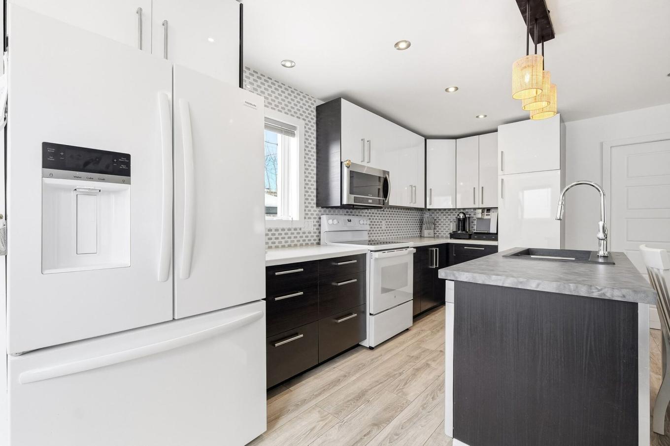Kitchen - 1690 Rue Albert, Brossard, QC - Indoor Photo Showing Kitchen With Upgraded Kitchen