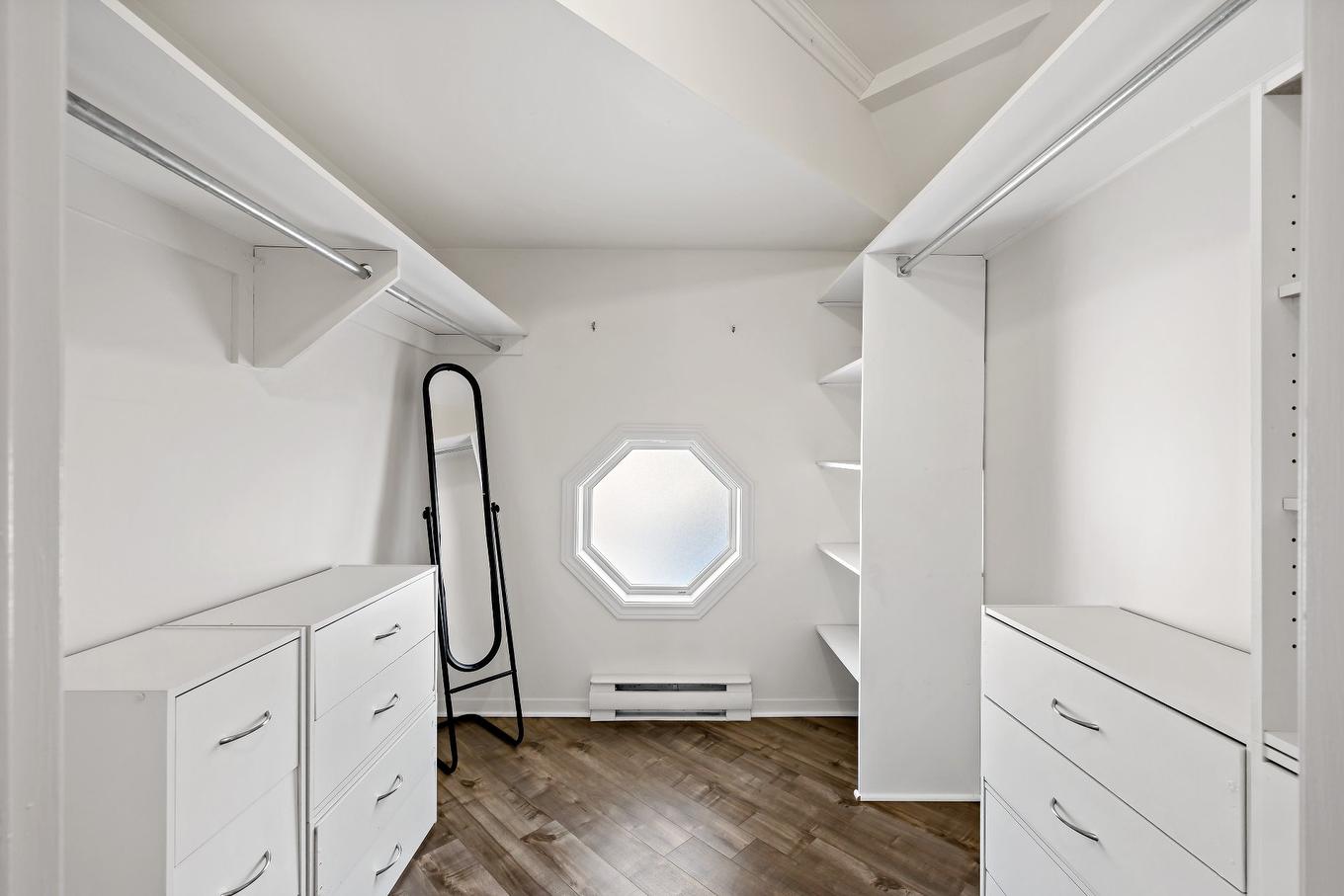 Penderie (Walk-in) - 945 Place Du Repos, Mont-Tremblant, QC - Indoor