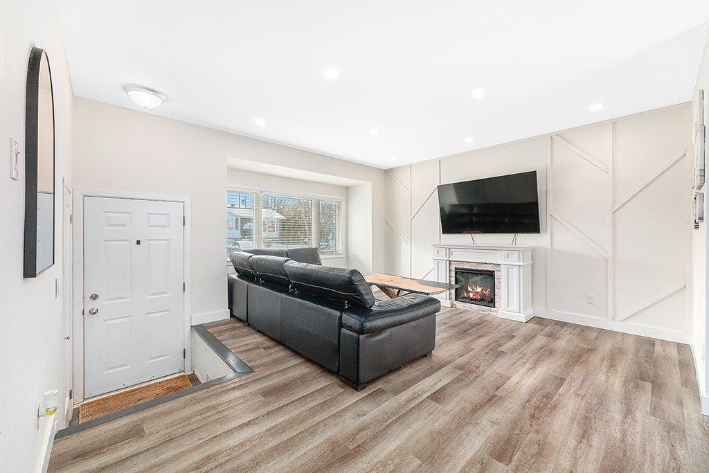 Living room - 586 Rue Louis-Cousineau, Gatineau (Aylmer), QC - Indoor Photo Showing Living Room With Fireplace