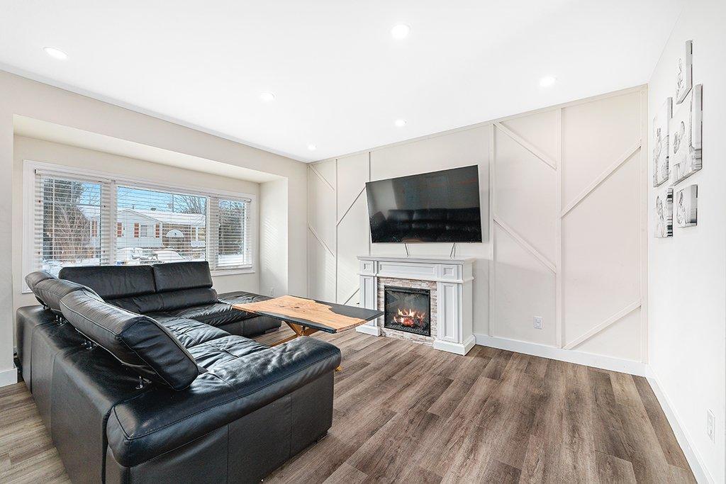 Living room - 586 Rue Louis-Cousineau, Gatineau (Aylmer), QC - Indoor Photo Showing Living Room With Fireplace