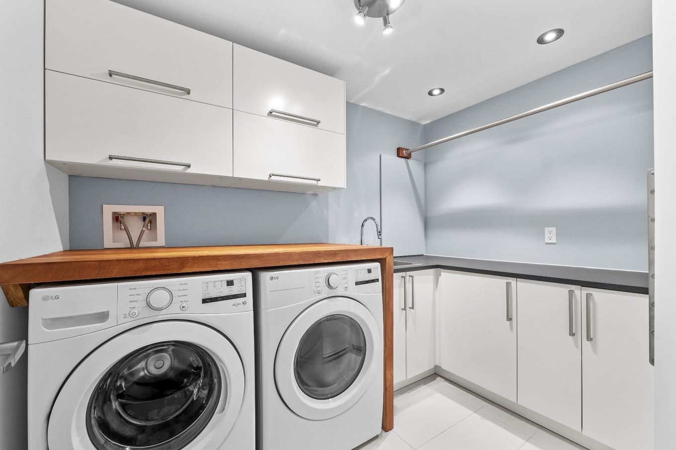 Salle familiale - 1670 Rue Jean-Casgrain, Chambly, QC - Indoor Photo Showing Laundry Room