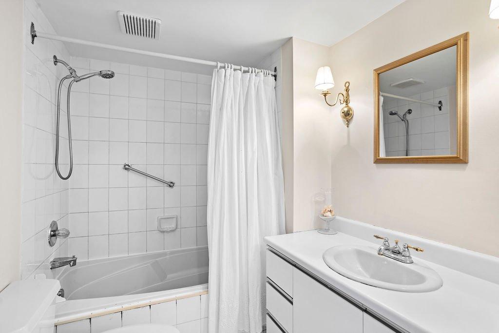 Ensuite bathroom - 506-4460 Ch. Des Cageux, Laval (Chomedey), QC - Indoor Photo Showing Bathroom