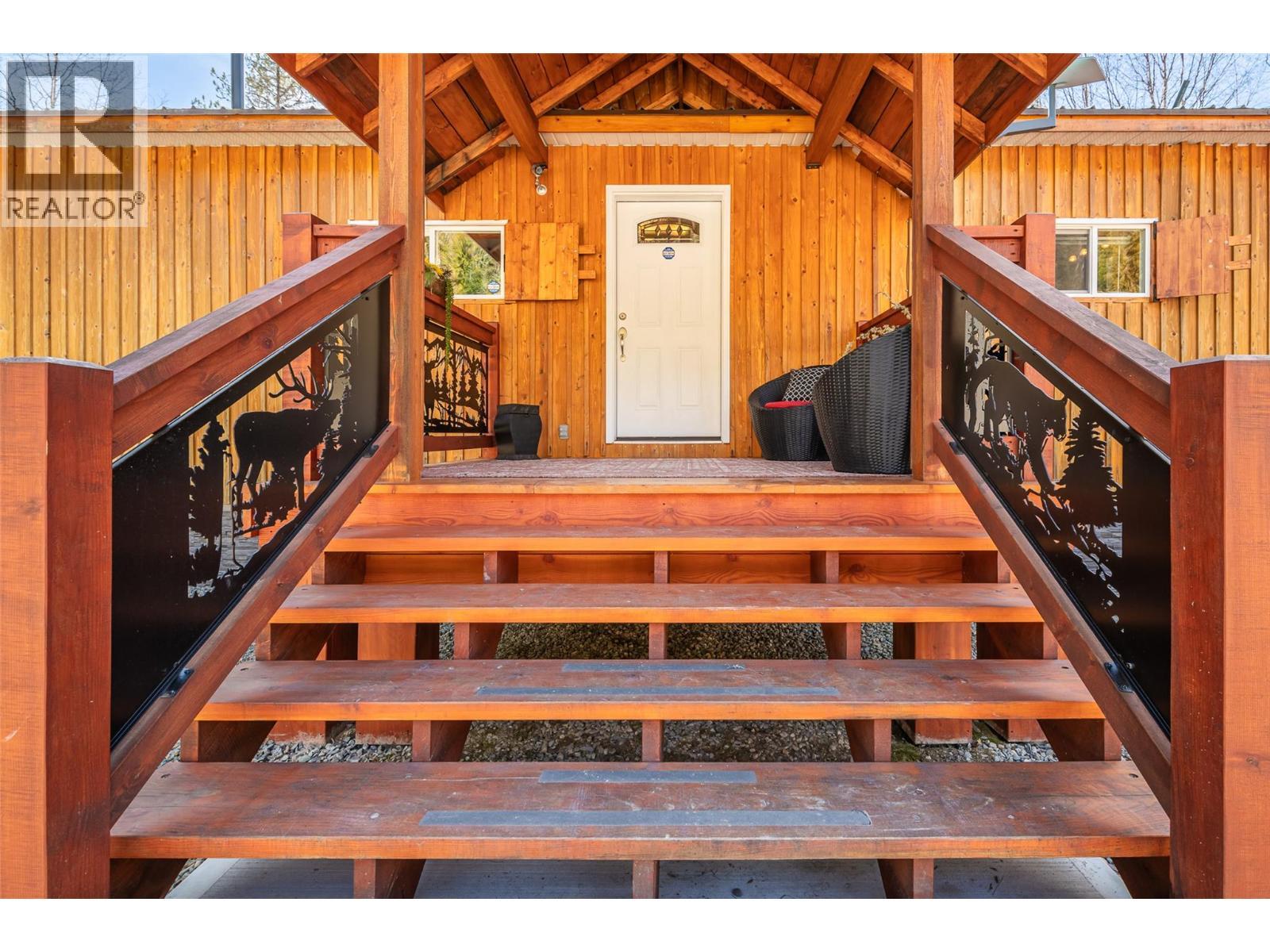 7470 3 Highway, Kitchener, BC - Indoor Photo Showing Other Room