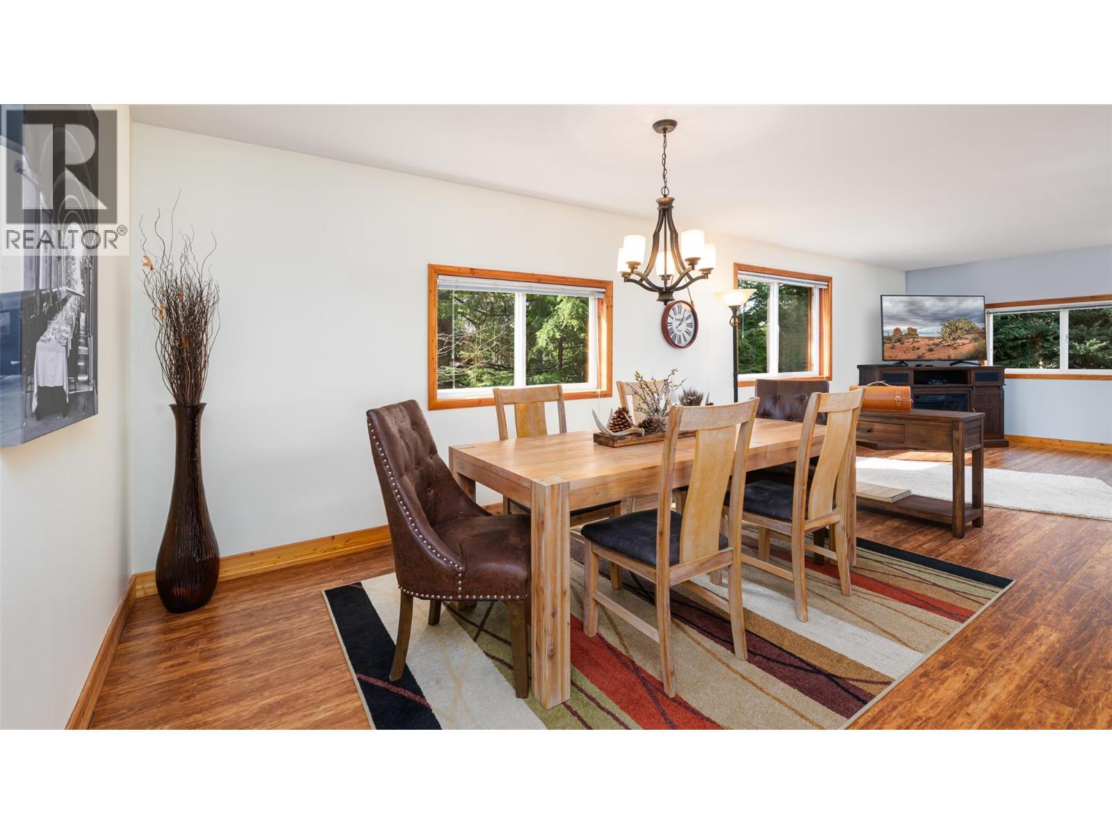 7470 3 Highway, Kitchener, BC - Indoor Photo Showing Dining Room