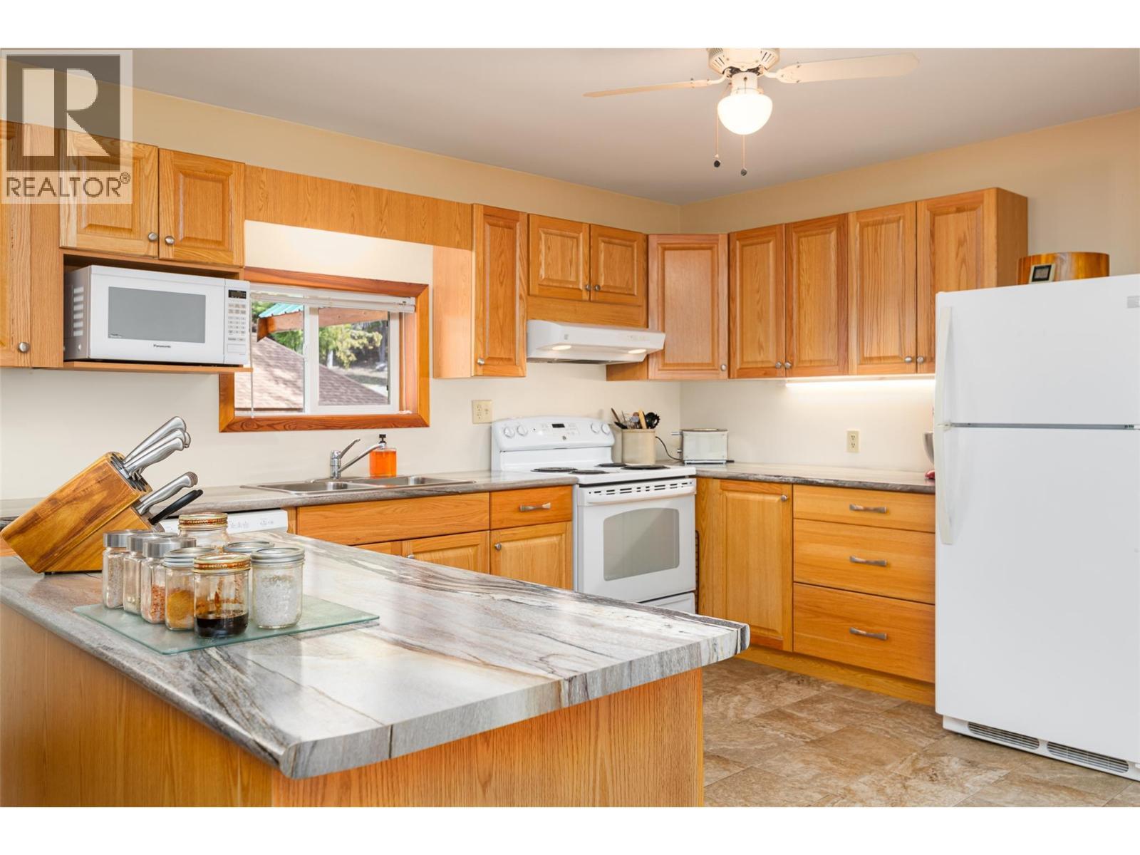 7470 3 Highway, Kitchener, BC - Indoor Photo Showing Kitchen With Double Sink