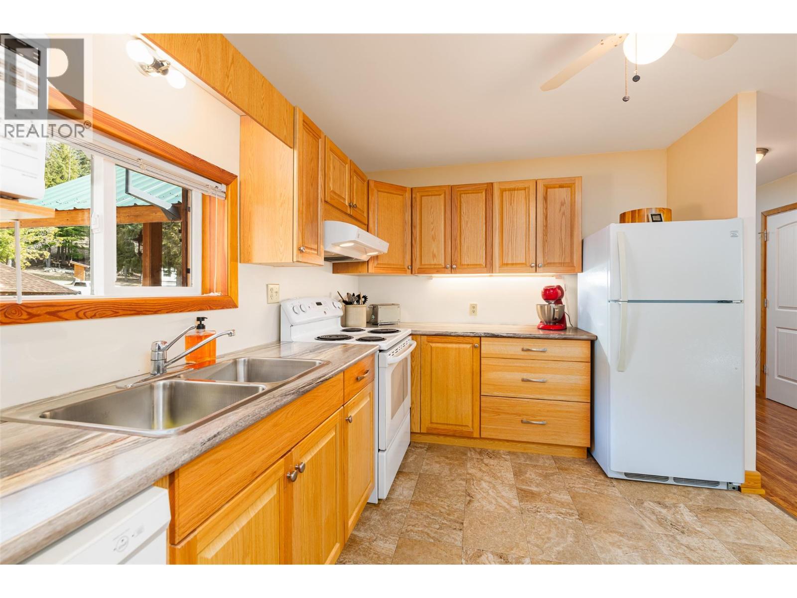 7470 3 Highway, Kitchener, BC - Indoor Photo Showing Kitchen With Double Sink