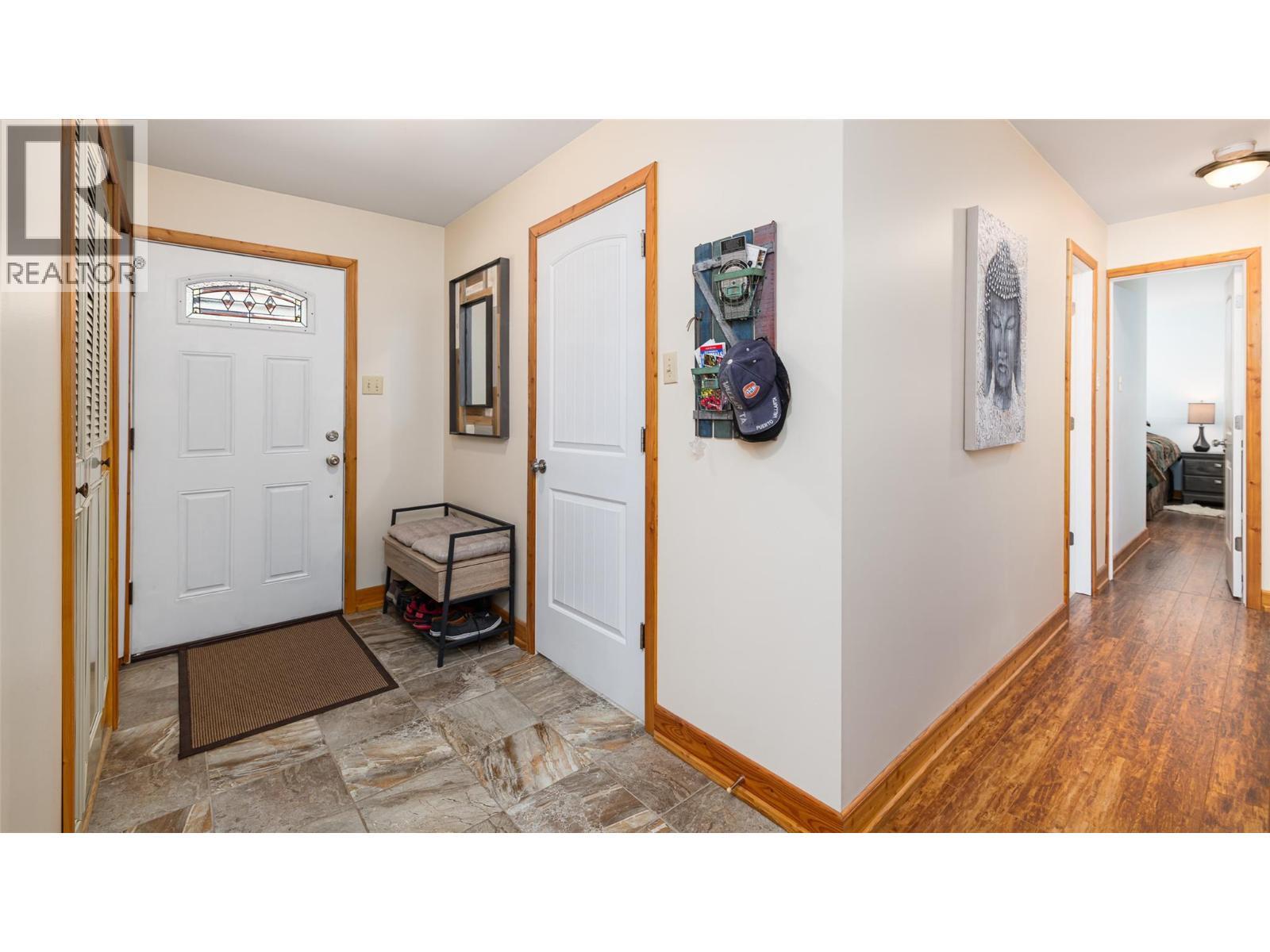 7470 3 Highway, Kitchener, BC - Indoor Photo Showing Other Room