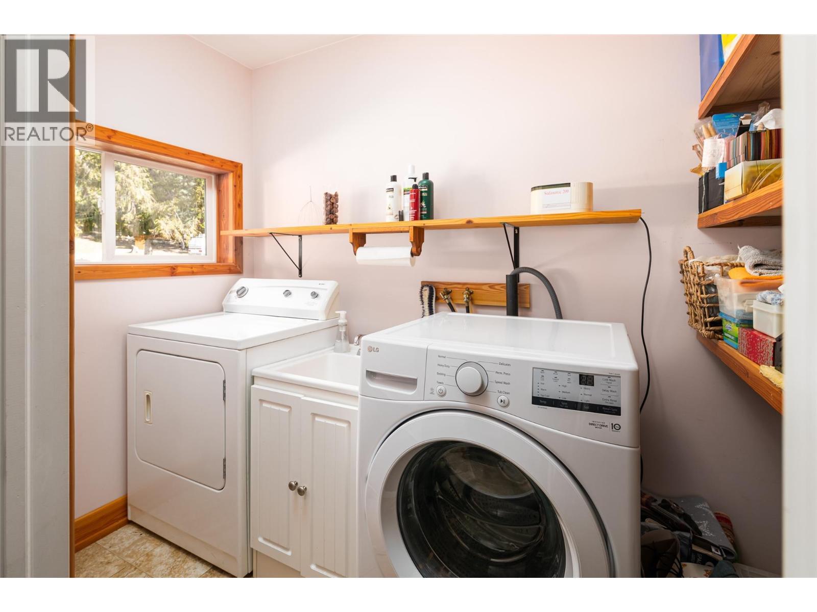 7470 3 Highway, Kitchener, BC - Indoor Photo Showing Laundry Room