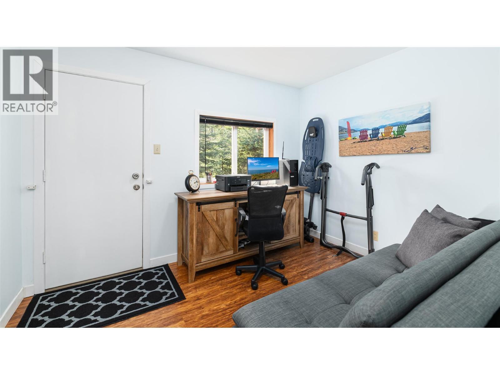 7470 3 Highway, Kitchener, BC - Indoor