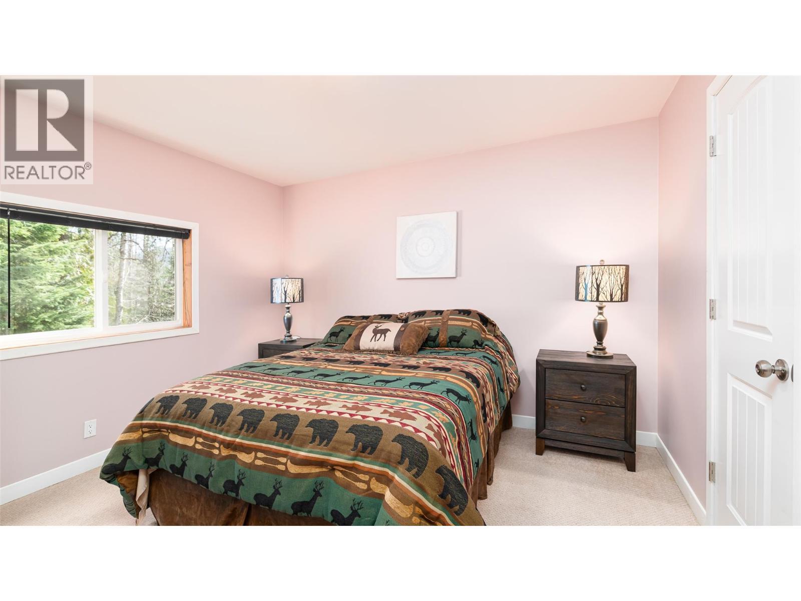 7470 3 Highway, Kitchener, BC - Indoor Photo Showing Bedroom