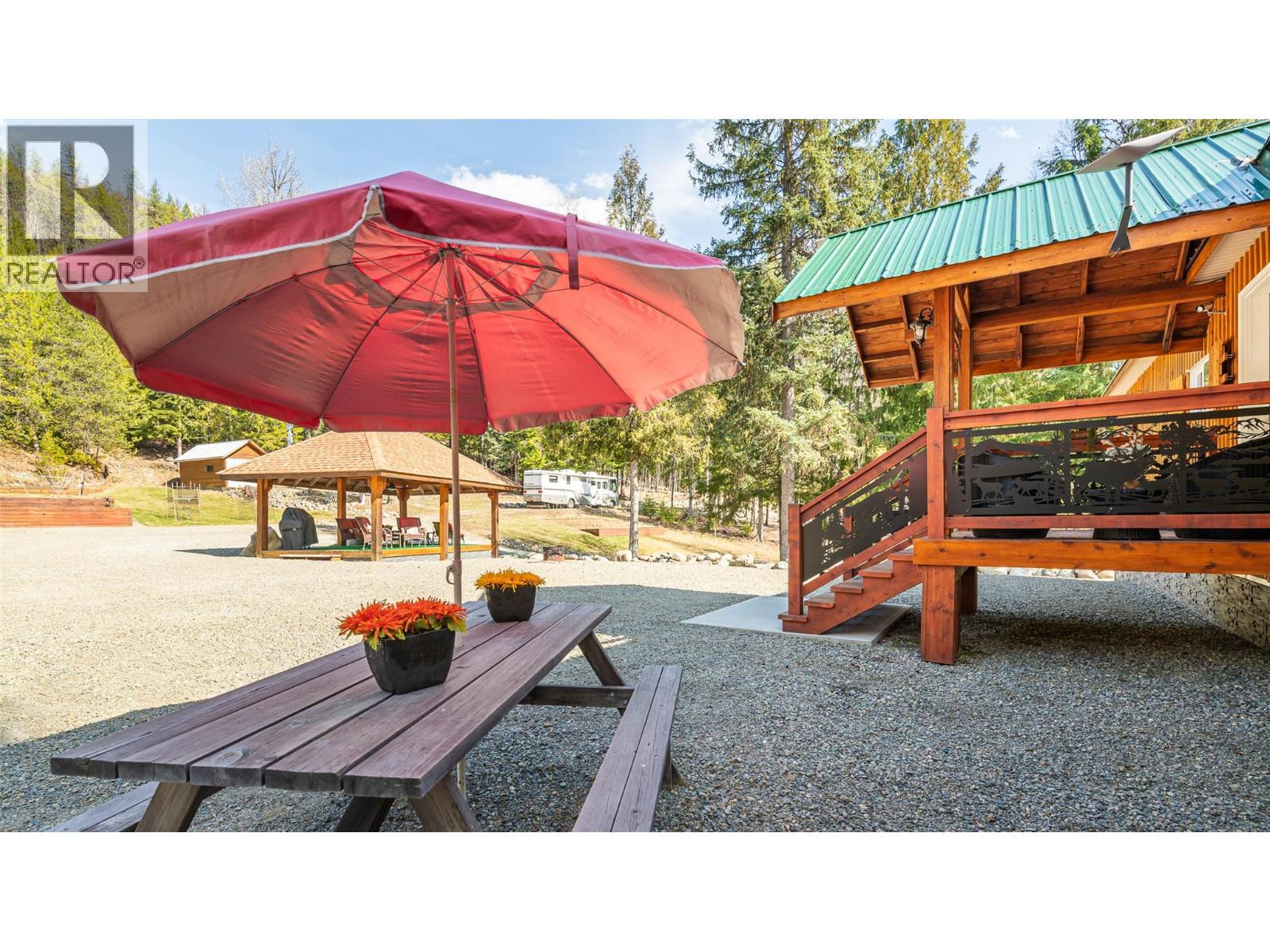 7470 3 Highway, Kitchener, BC - Outdoor With Deck Patio Veranda